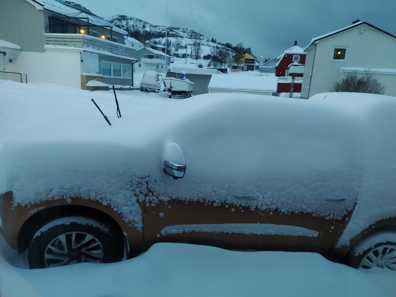 wyprawa-na-ryby-do-norwegii-zasypany-śniegiem-samochód