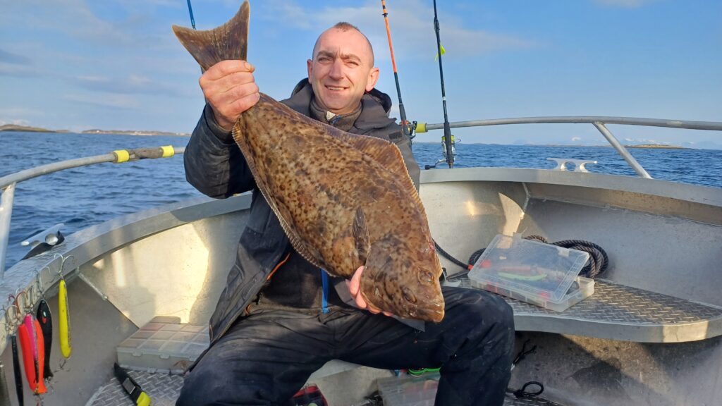 Halibut złowiony podczas wyprawy wędkarskiej na Senję